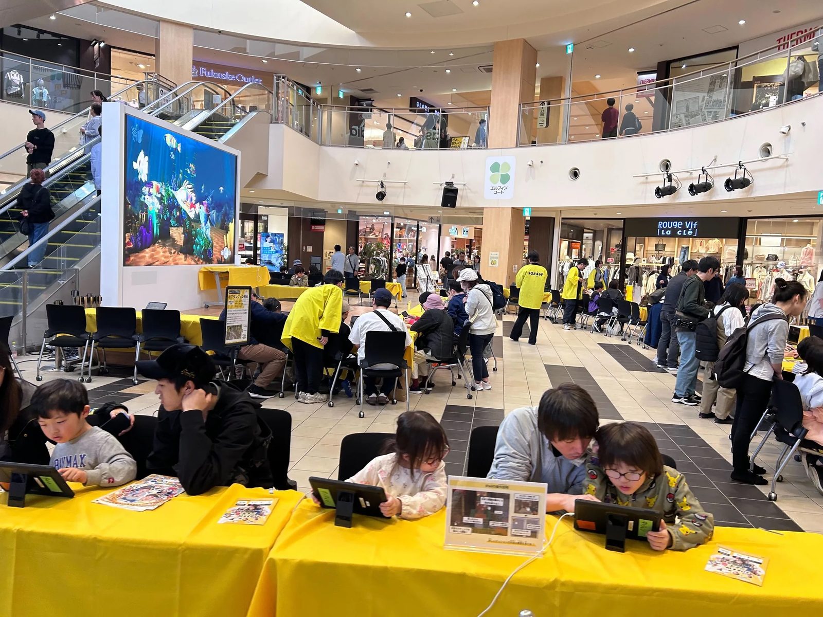 商業施設の吹き抜けで開かれたSOZOWフェスの会場