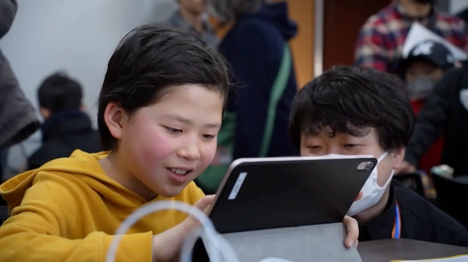タブレットで制作に取り組む子どもたち